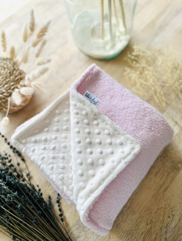 Couverture douce,chaude pour l'hiver en sherpa de teinte rose et minky ivoire par Bébé Ô Chaud - Fait au Québec
