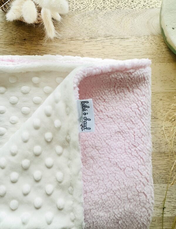 Couverture douce,chaude pour l'hiver en sherpa de teinte rose et minky ivoire par Bébé Ô Chaud - Fait au Québec - zoom