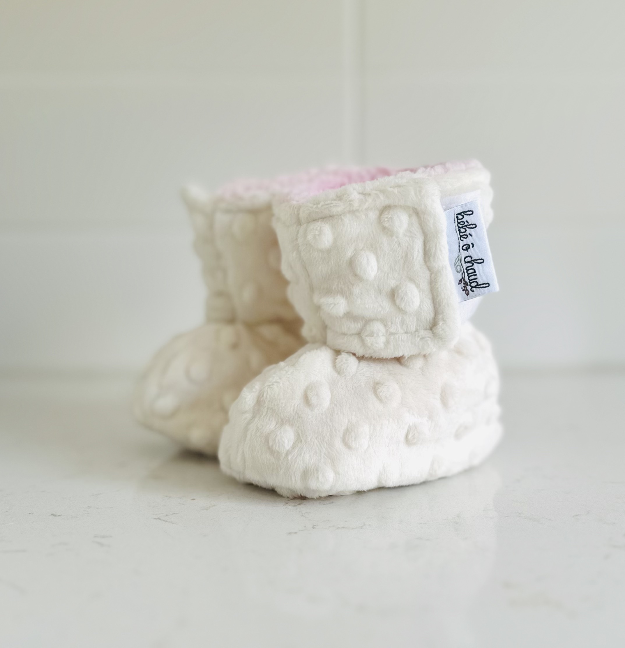 Pantoufles à velcro - Minky bulles ivoire intérieur en sherpa rose – Image 3
