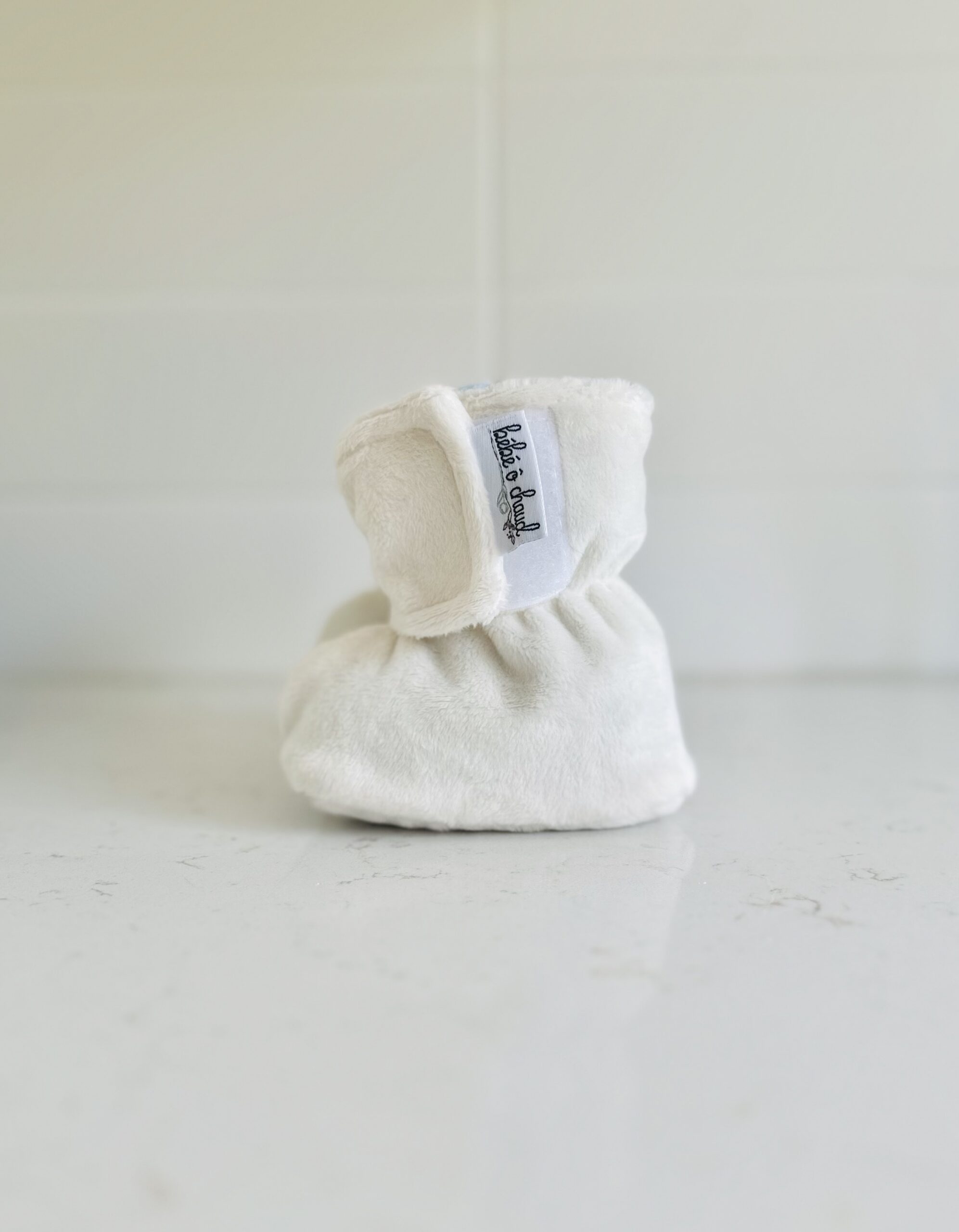 Pantoufles à velcro - Minky sans relief ivoire intérieur en sherpa bleu – Image 3