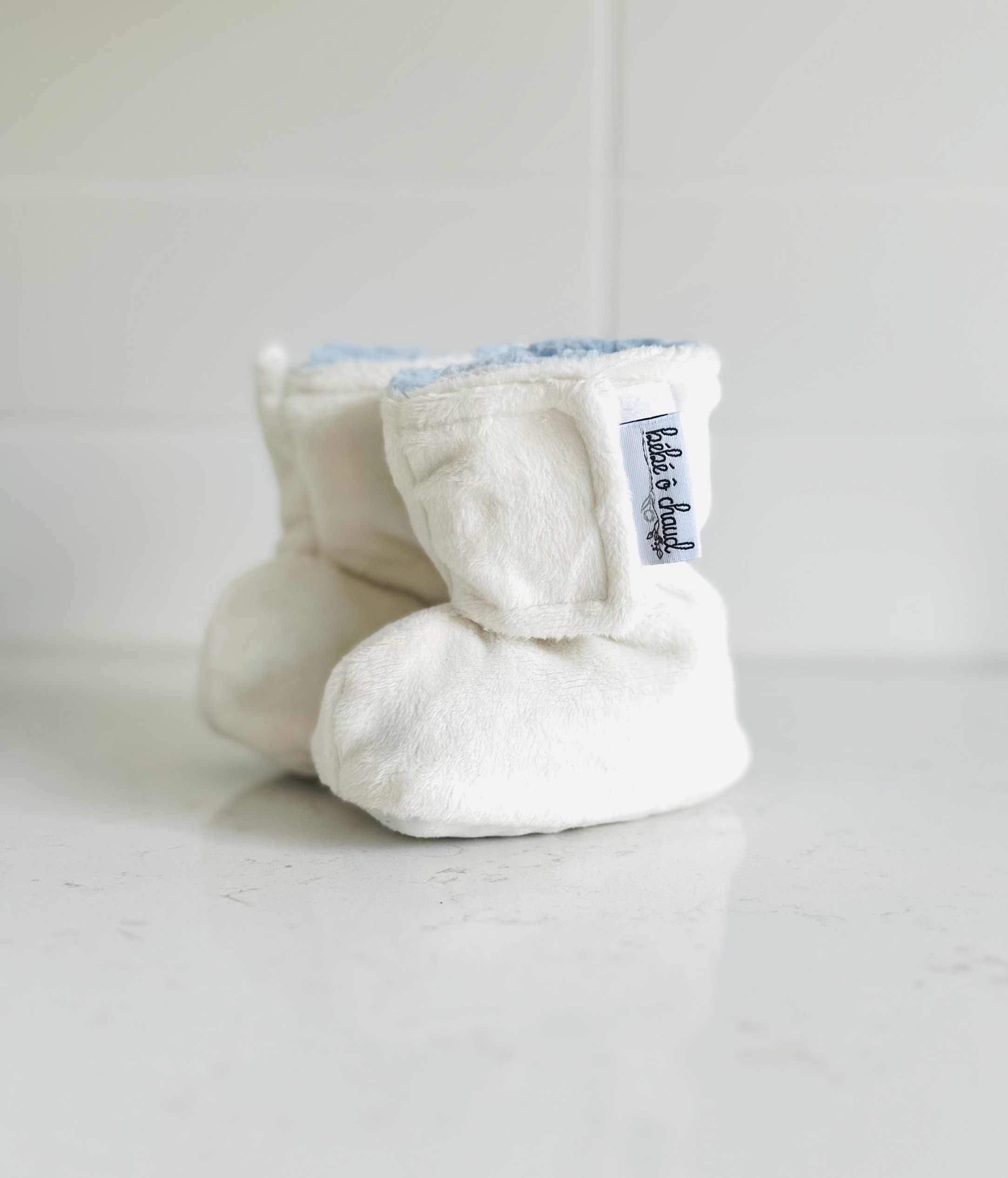 Pantoufles à velcro - Minky sans relief ivoire intérieur en sherpa bleu – Image 2