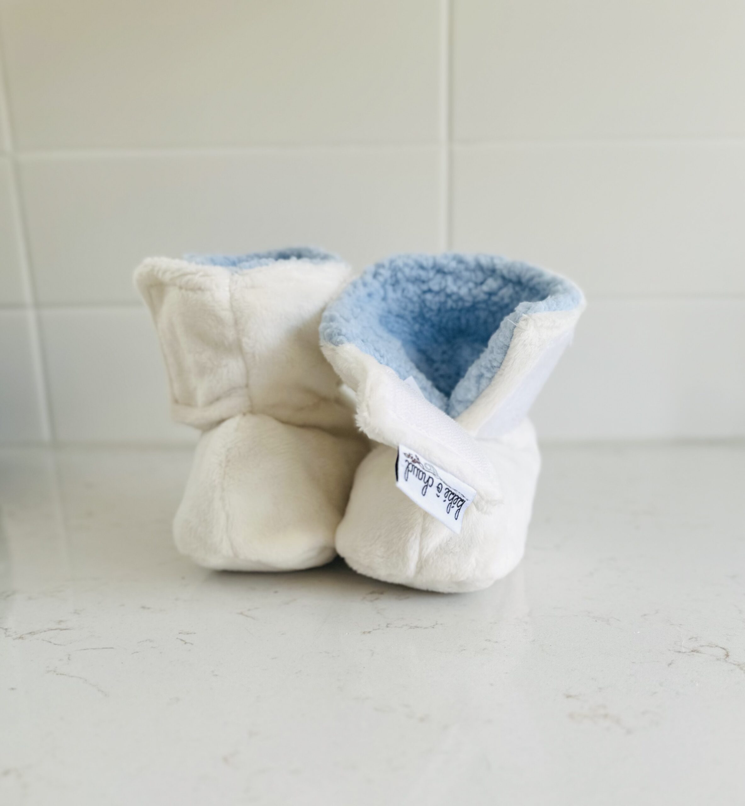Pantoufles à velcro - Minky sans relief ivoire intérieur en sherpa bleu