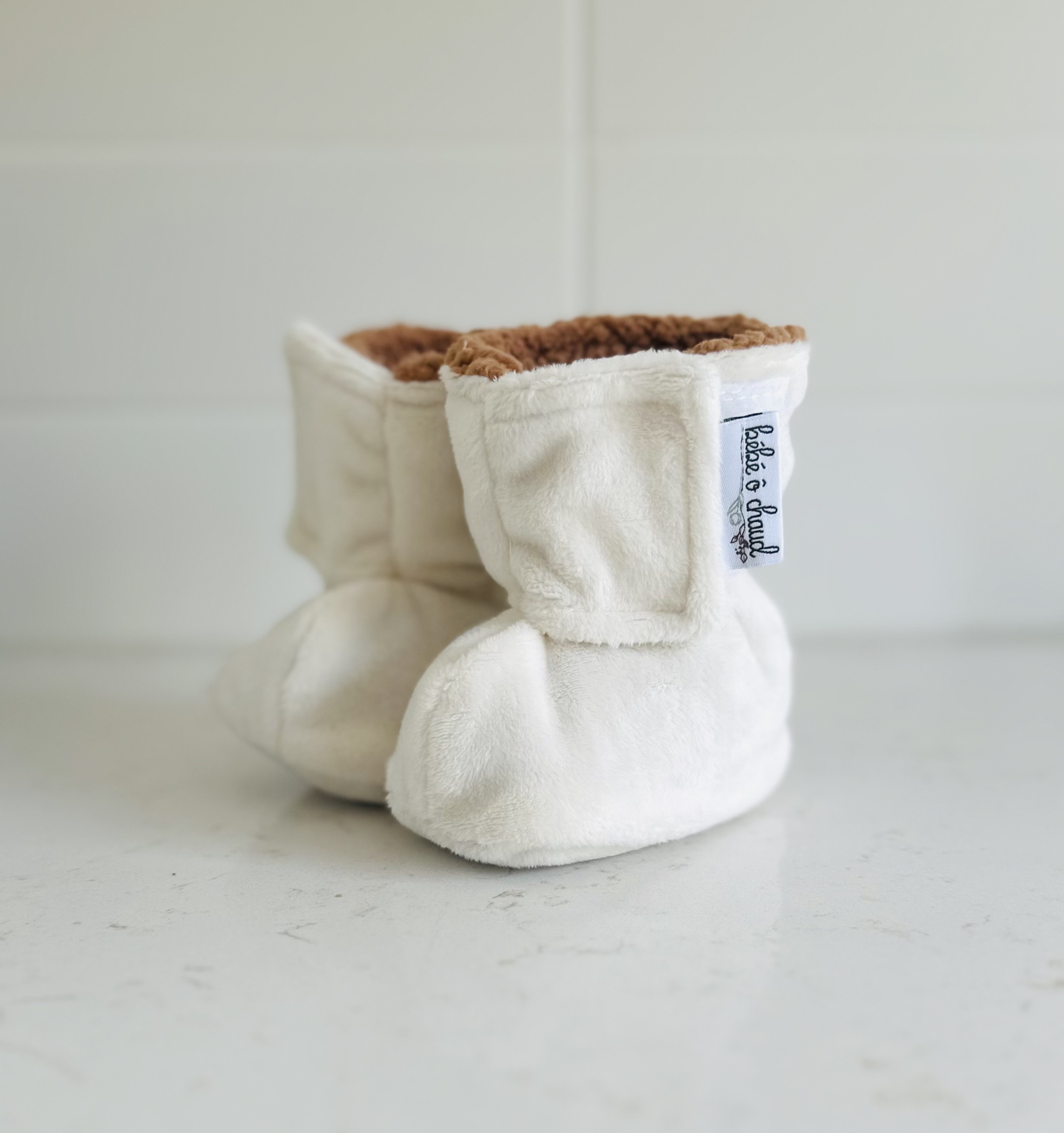 Pantoufles à velcro - Minky sans relief ivoire intérieur en sherpa caramel – Image 3