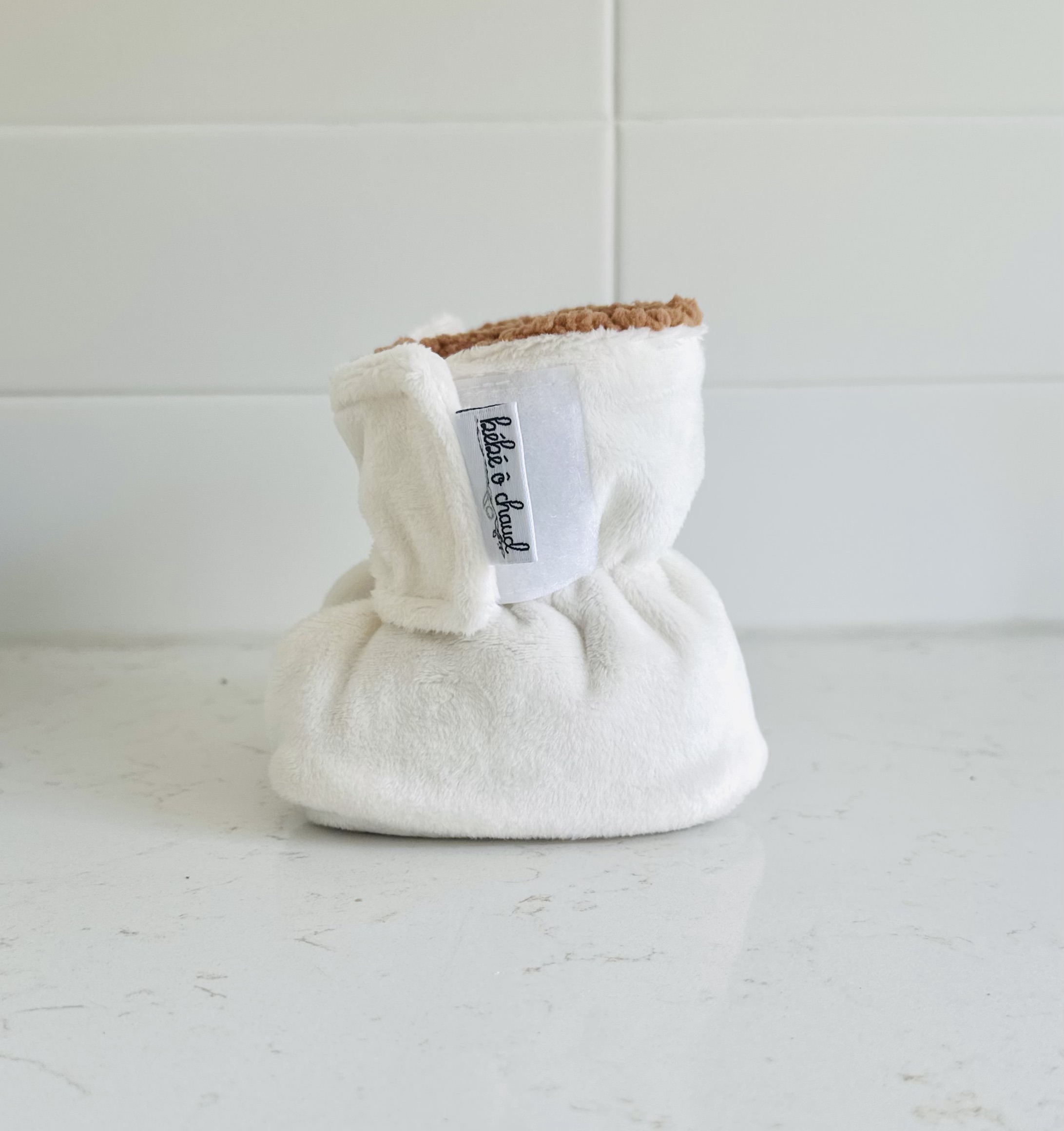 Pantoufles à velcro - Minky sans relief ivoire intérieur en sherpa caramel – Image 2