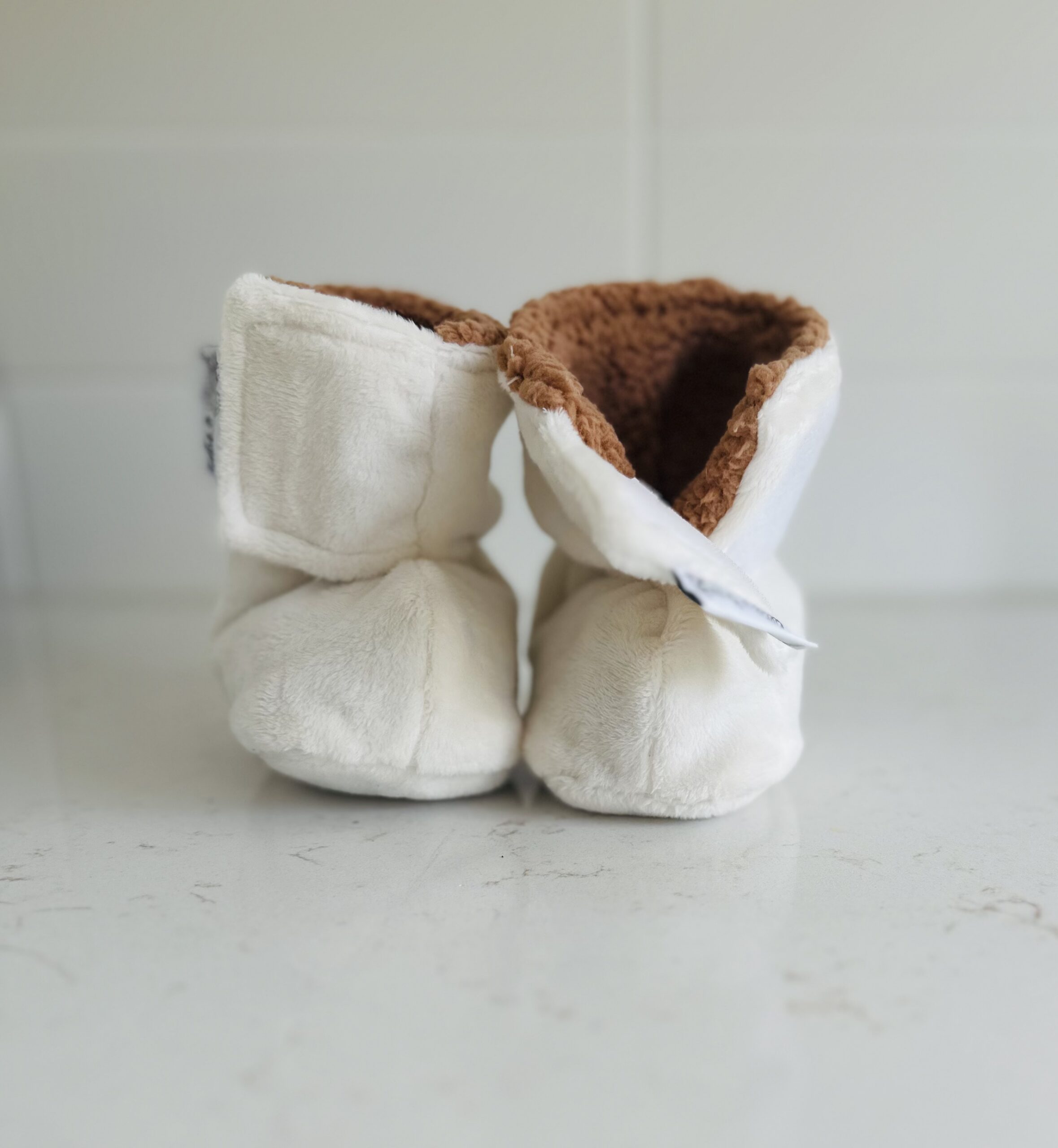 Pantoufles à velcro - Minky sans relief ivoire intérieur en sherpa caramel
