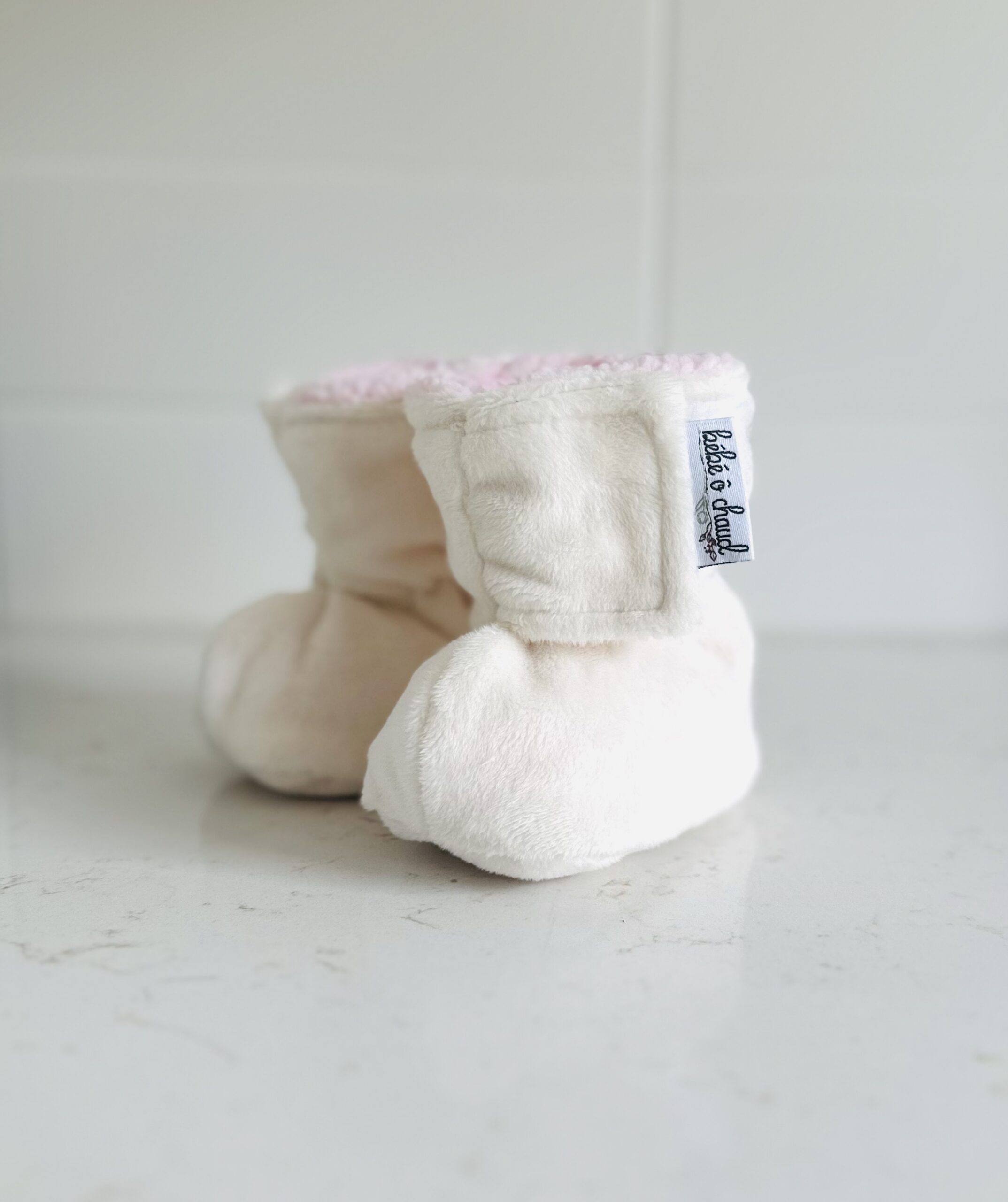 Pantoufles à velcro - Minky sans relief ivoire intérieur en sherpa rose – Image 3