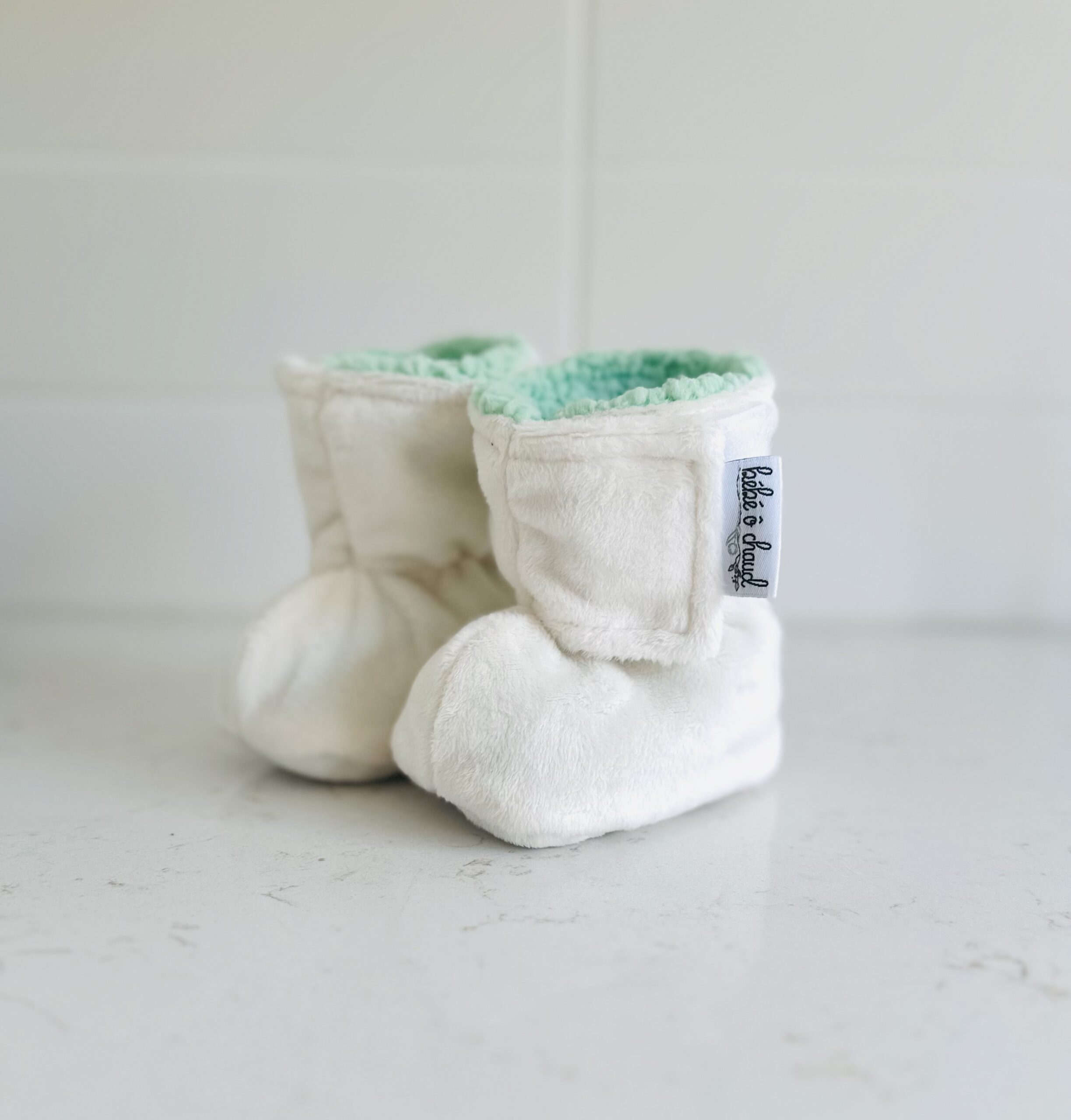 Pantoufles à velcro - Minky sans relief ivoire intérieur en sherpa vert – Image 3